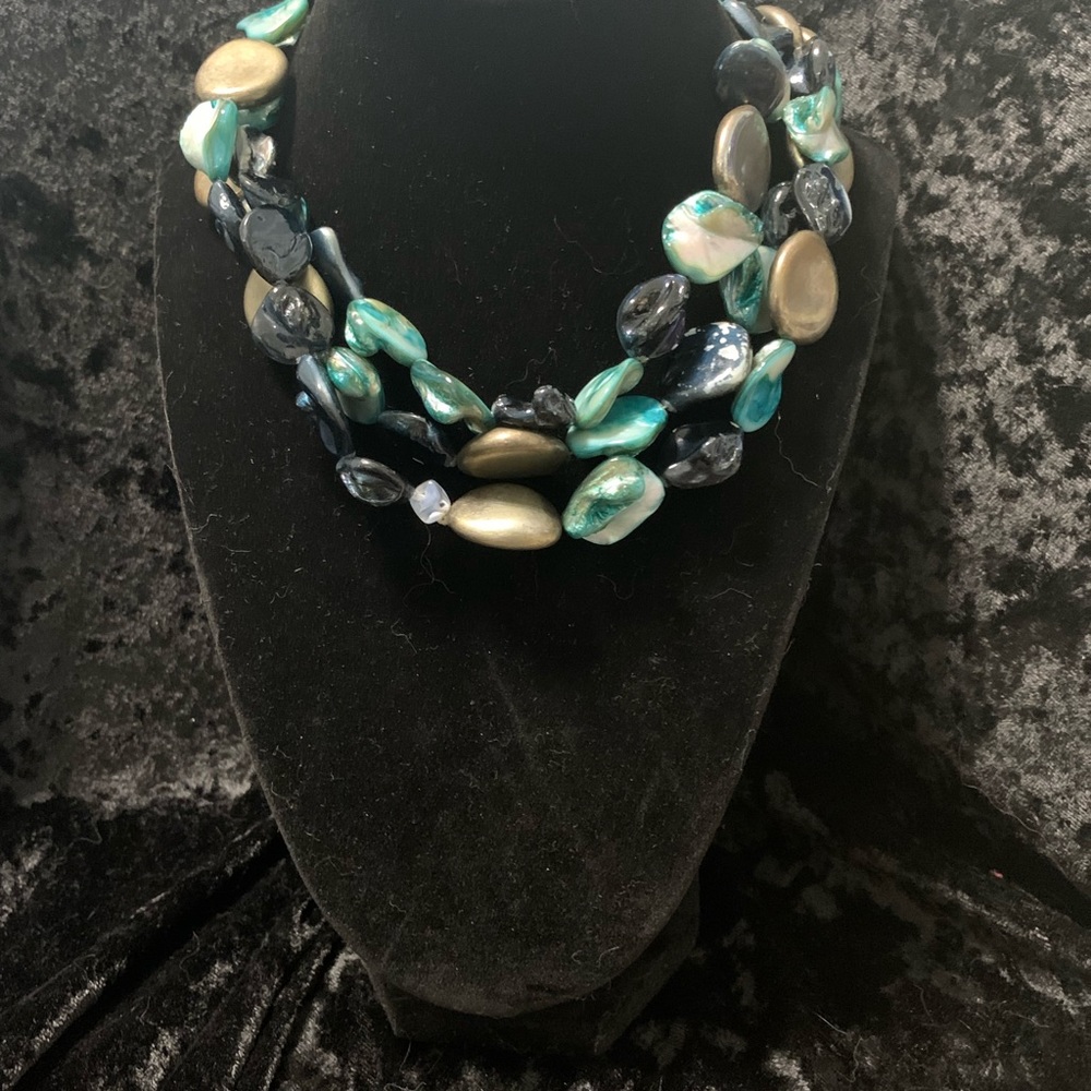 An Extremely Versatile Blue & Black Statement Necklace